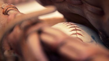 atleticos de oakland acordaron con mike fiers por las proximas dos temporadas