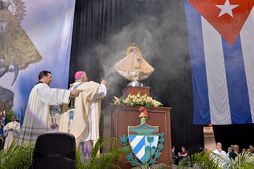 El padre Rumín, rector de la Ermita de la Caridad, celebró la santa misa. (ÁLVARO MATA)