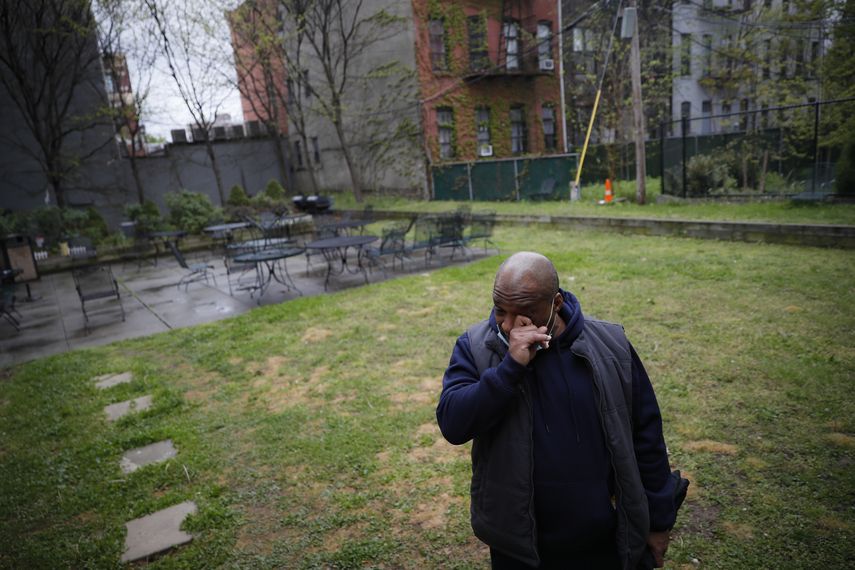 Milton I., de 50 a&ntilde;os, un paciente con esquizofrenia que vive en la Robert Meineker House, se enjuga los ojos mientras habla sobre la soledad que le provoca el distanciamiento social, en una zona com&uacute;n vac&iacute;a, el mi&eacute;rcoles 6 de mayo de 2020 en el barrio neoyorquino de Brooklyn.&nbsp;