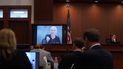 La actriz estadounidense Ellen Barkin aparece en un monitor mientras se reproduce un testimonio grabado de 2019 durante el juicio por difamación de 50 millones de dólares estadounidenses entre Depp y Heard en el Tribunal de Circuito del Condado de Fairfax en Fairfax, Virginia, el 19 de mayo de 2022.