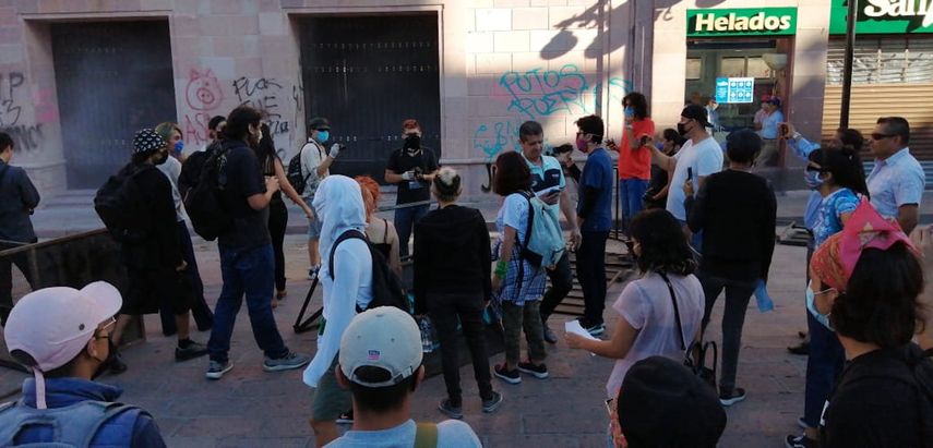 En San Luis de Potosi, manifestantes atacan instalaciones de la Fiscal&iacute;a General y autos de la polic&iacute;a.