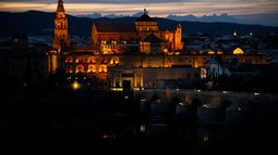 La Mezquita-Catedral de Córdoba aparece junto al puente romano el 11 de junio de 2023. El 8 de agosto de 2025 se declaró un incendio en la famosa Mezquita-Catedral de Córdoba, en el sur de España, declarada Patrimonio de la Humanidad por la UNESCO y visitada por más de dos millones de personas en 2024, según informaron los bomberos a AFP.&nbsp;