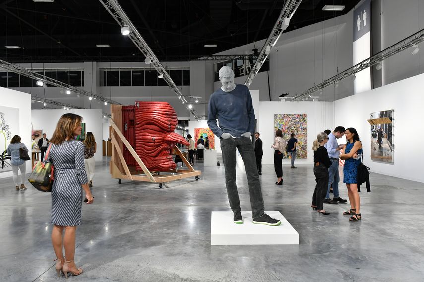 La feria&nbsp;Art&nbsp;Basel se celebra anualmente en Basilea, Miami y Hong Kong.