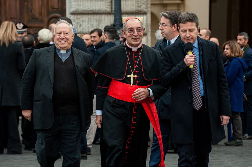 El cardenal Angelo De Donatis (centro)&nbsp;y Don Pietro Sigurani (izquierda) durante la fiesta de la Inmaculada Concepci&oacute;n en la Piazza di Spagna con motivo de su fiesta, en Roma.