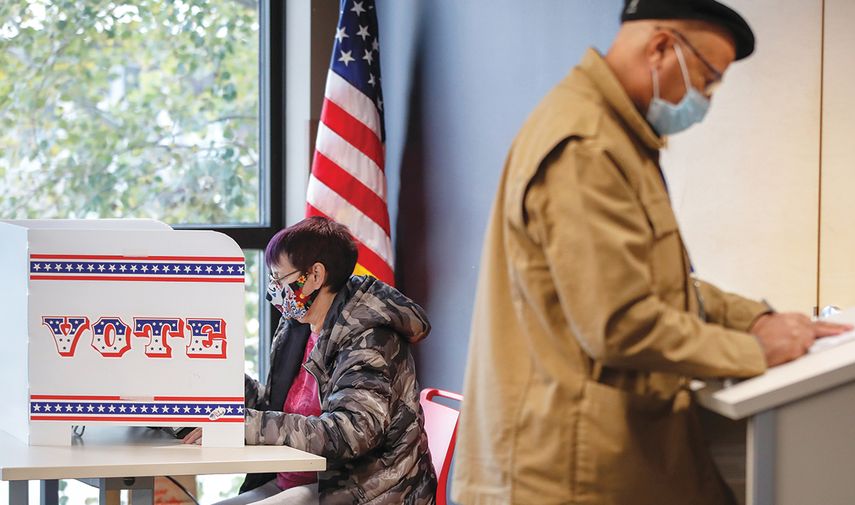 Un ciudadano vota durante las elecciones anticipadas que comenzaron a principios de este mes.