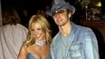 Britney Spears&nbsp;y Justin Timberlake llegan a la 28a entrega anual de los American Music Awards en Los Ángeles el 8 de enero de 2001. El libro de memorias de Spears The Woman in Me será publicado el 24 de octubre.