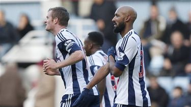 sta foto del 28 de diciembre de 2013 muestra al delantero del West Bromwich Albion Nicolas Anelka, a la derecha, mientras hace un gesto para celebrar su gol contra el West Ham United en un partido por la liga Premier en Upton Park, Londres. La asociaci