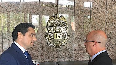 El embajador de la República Bolivariana de&nbsp;Venezuela&nbsp;en los Estados Unidos, Carlos Vecchio, y el Comisionado Especial de Seguridad e Inteligencia, Iván Simonovis, en la Administración para el Control de Drogas (DEA, por sus siglas en inglés).
