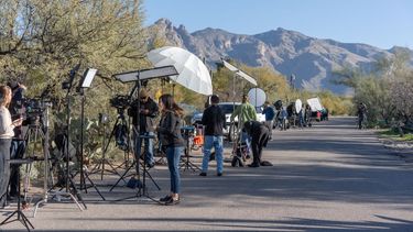Medios de televisión instalados en la casa de Nancy Guthrie, madre de Savannah Guthrie, presentadora de NBC, el 3 de febrero de 2026 en Catalina, Arizona.