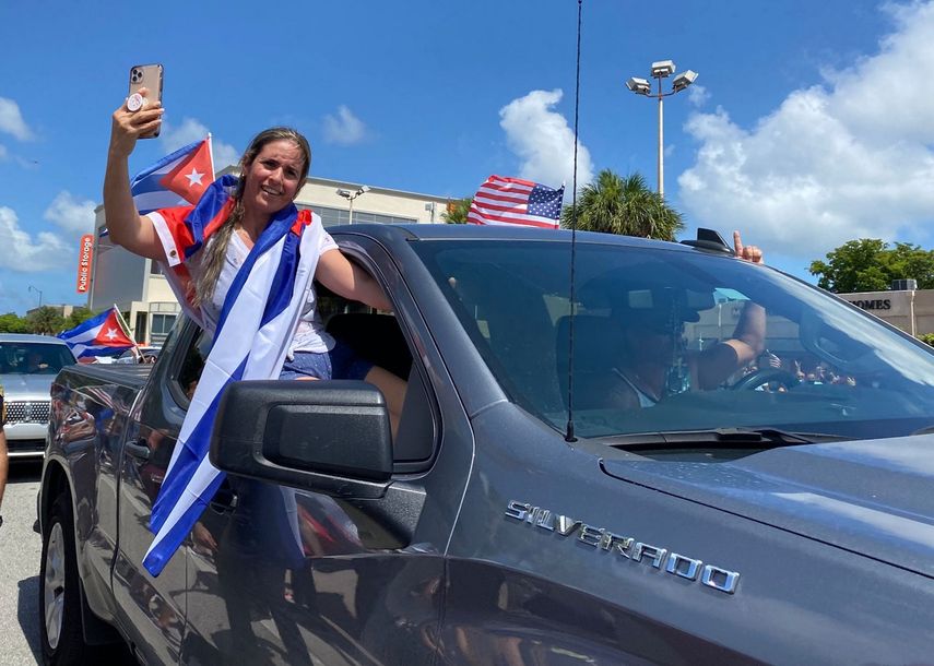 Los cubanos residentes en el sur de la Florida salieron espontáneamente a manifestar su apoyo contra aquellos que dentro de la Isla protestan contra la dictadura.&nbsp;