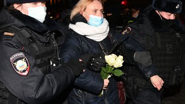 Agentes de policía detienen a un manifestante durante una protesta contra la invasión rusa de Ucrania en Moscú el 24 de febrero de 2022