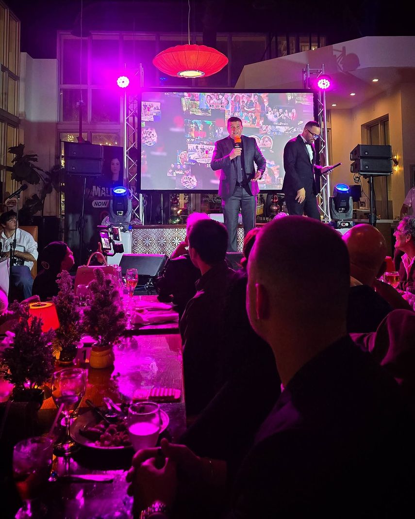 El actor y productor Orlando Fundichely se dirige a los estrenos en el estreno de la serie Maldita raíz.