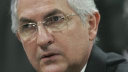 En esta fotografía del 27 de octubre de 2009, el alcalde de Caracas Antonio Ledezma asiste a una reunión de la Comisión de Relaciones Exteriores del Senado de Brasil, en Brasilia