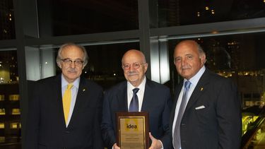 Asdrúbal Aguiar, el homenajeado Eduardo Padrón y Nelson J. Merzerhane G. 