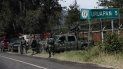 En esta fotografía del 6 de febrero de 2020, miembros de la Guardia Nacional mexicana vigilan una carretera con dirección a Uruapan, en el estado de Michoacán, México. En esta fotografía del 6 de febrero de 2020, miembros de la Guardia Nacional mexicana vigilan una carretera con dirección a Uruapan, en el estado de Michoacán, México.