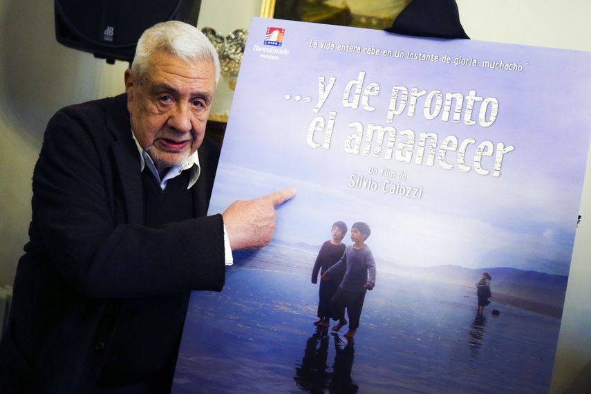 El actor chileno Julio Jung posa con el cartel de la película ...y de&nbsp;pronto&nbsp;el&nbsp;amanecer, del director Silvio Caiozzi.