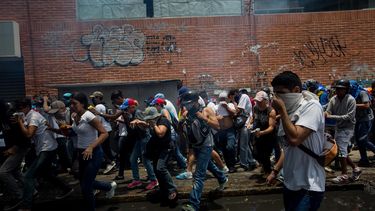 También se reportaron cientos de personas afectadas por los gases lacrimógenos que se lanzaron al río Guaire, que cruza la ciudad de oeste a este.