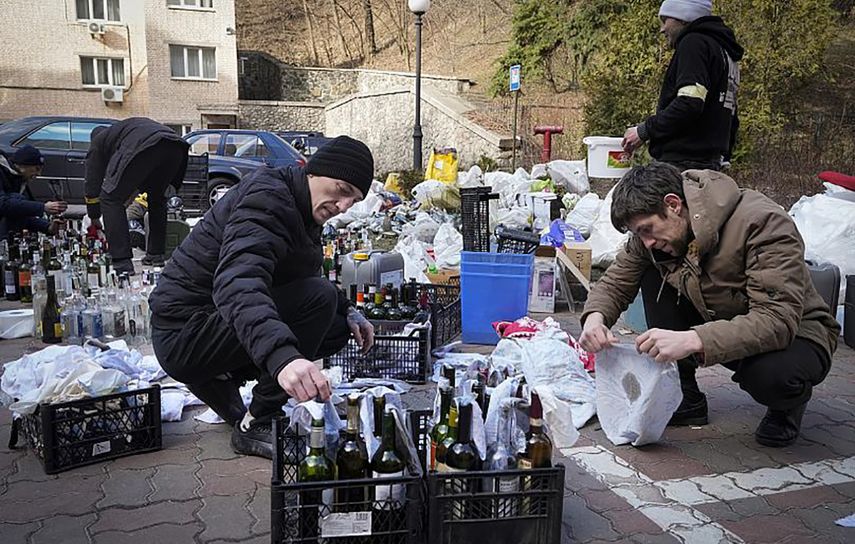 Ciudadanos ucranianos preparan cócteles molotov para defender a Kiev de los rusos.