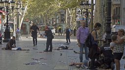 Varias víctimas se ven tendidas en el paseo de La Rambla, donde ha ocurrido el atropellamiento masivo.