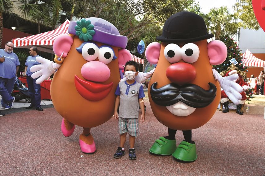 El pequeño Víctor Manuel posa junto a Mr. & Mrs. Potato Head.&nbsp;