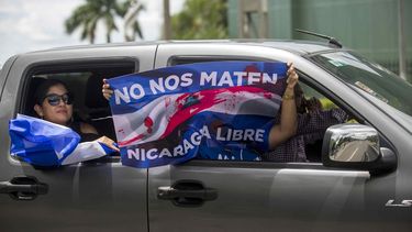 Un grupo de personas agita una bandera desde un vehículo en un plantón contra el régimen de Daniel Ortega en las inmediaciones de la ciudad de Masaya, en Managua.