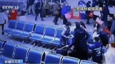 En esta imagen tomada de un video emitido por la televisora china CCTV, pasajeros evacúan un lugar no especificado tras un sismo en una zona remota de la Región Autónoma china de Xinjiang, el lunes 30 de enero de 2023.&nbsp; 