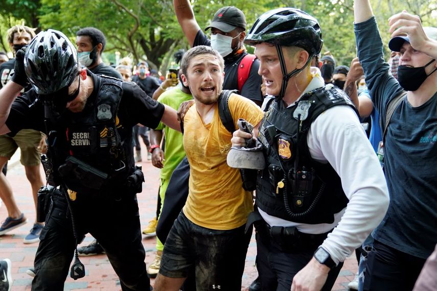 Polic&iacute;as uniformados del Servicio Secreto detienen a un manifestante en Lafayette Park, frente a la Casa Blanca, durante una protesta por la muerte de George Floyd a manos de la policia, el viernes, 29 de mayo del 2020.