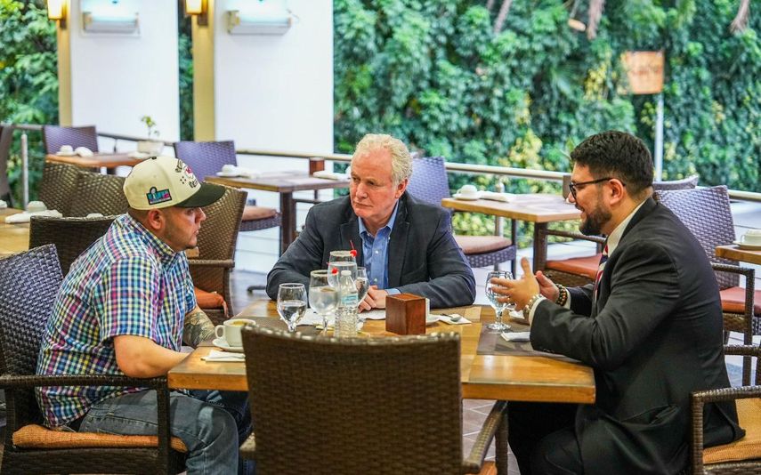 El senador demócrata Chris Van Hollen bebiendo margaritas con el inmigrante salvadoreño, Kilmar Ábrego García, presunto miembro del MS-13
