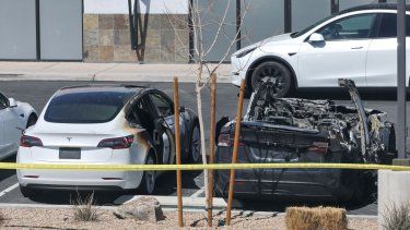 Autos Tesla vandalizados en un concesionario.