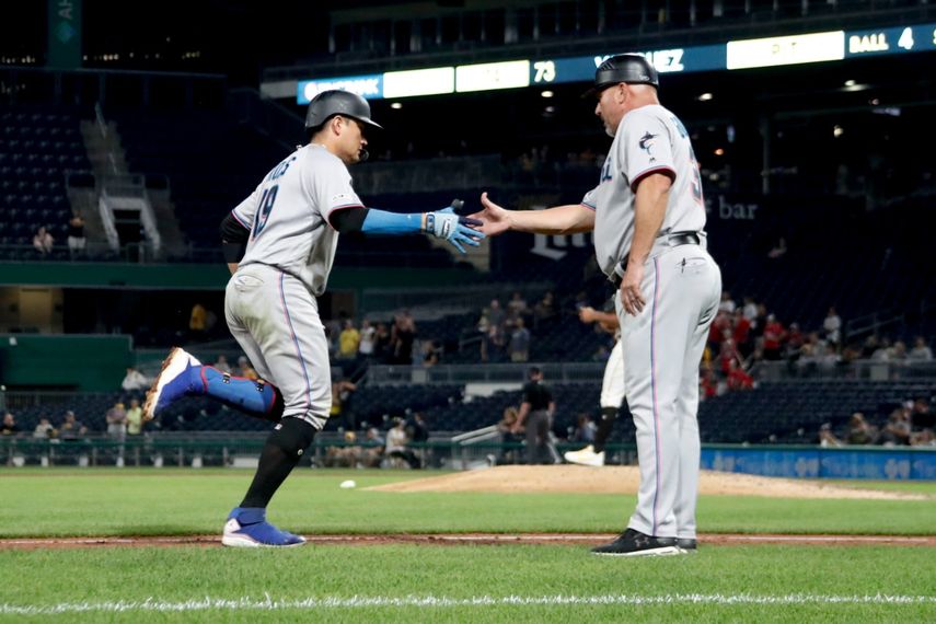 El jugador de los Marlins de Miami, el venezolano Miguel Rojas, izquierda, es felicitado por el coach de tercera base, Fredi González, luego de conectar un jonrón solitario durante el noveno inning de un juego de béisbol contra los Piratas de Pittsburgh, el martes 3 de septiembre de 2019, en Pittsburgh.&nbsp;