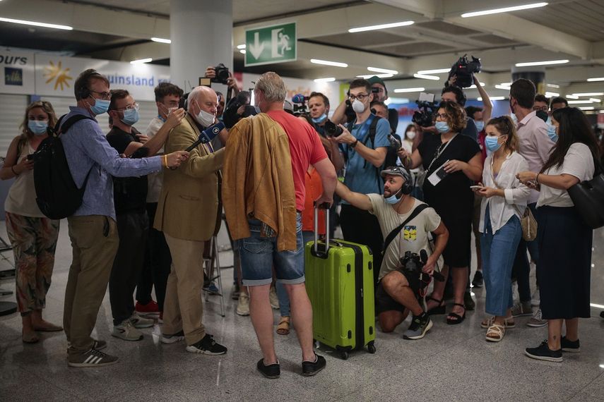 Un pasajero de un vuelo de TUI de D&uuml;sseldorf a Mallorca habla con reporteros a su llegada al aeropuerto Son Sant Joan, en Palma de Mallorca, Espa&ntilde;a, el 15 de junio de 2020.&nbsp;