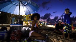 Cientos de personas acuden a la playa del Escambrón para celebrar la Noche de San Juan, en San Juan (Puerto Rico).&nbsp;