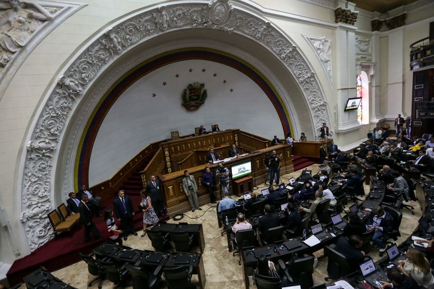 El Poder Legislativo venezolano, de contundente mayoría opositora, fue declarado hace casi 3 años en desacato y sus decisiones no son aceptadas por el Ejecutivo, aunque sí es reconocido por la comunidad internacional.