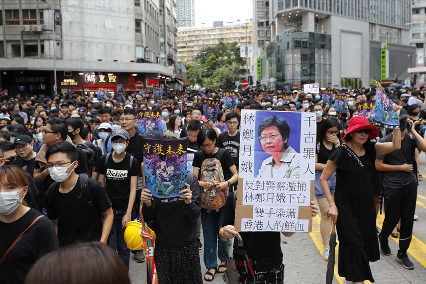 Un manifestante muestra un cartel con la frase Carrie Lam, condenada por la historia durante una protesta por el vecindario de Mong Kok, en Hong Kong, el 3 de agosto de 2019.&nbsp;