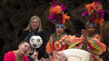 El&nbsp;papa&nbsp;Francisco&nbsp;recibe a miembros del Circo de Cuba durante la audiencia general de los miércoles en la Sala Pablo VI en el Vaticano hoy, 2 de enero de 2019.