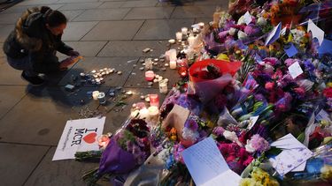 Cientos de personas depositaron flores frente al estadio cubierto de Manchester, donde ocurrió el fatídico atentado.&nbsp;