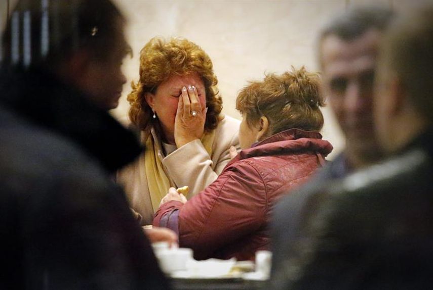 Familiares reciben la noticia del hecho (EFE) 