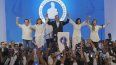 El presidente y candidato a la reelección Luis Abinader, en el centro, se dirige a sus seguidores tras darse a conocer el primer corte de resultados, que lo colocó a la cabeza de las elecciones generales en Santo Domingo, República Dominicana, el domingo 19 de mayo de 2024.&nbsp;