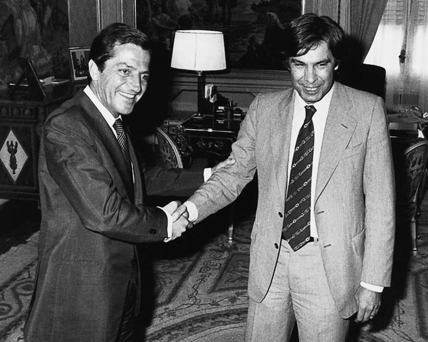 Fotografía de archivo tomada en Madrid el 27 de junio de 1977, del entonces presidente del Gobierno, Adolfo Suárez (i), durante una entrevista que mantuvo con el también entonces secretario general del PSOE, Felipe González. (EFE/ ARCHIVO)