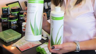 Una mujer muestra productos de la compañía Herbalife.