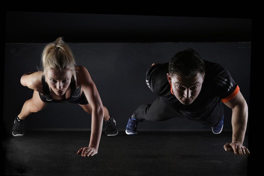 Un hombre y una mujer haciendo ejercicio&nbsp;