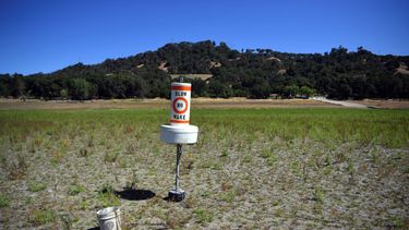 Una boya permanece sobre tierra seca que estuvo cubierta de agua en el lago Mendocino, afectado por la sequía, en Ukiah, California.