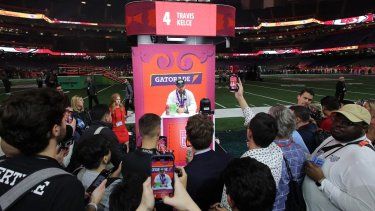 Travis Kelce, de los Chiefs de Kansas City, habla durante un encuentro con reporteros previo al Super Bowl LIX, el 3 de febrero de 2025.