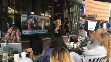 Decenas de personas abarrotan una taberna en Washington DC para seguir en directo el testimonio del exdirector del FBI James Comey, a propósito de la&nbsp;trama&nbsp;de la injerencia&nbsp;rusa&nbsp;que acosa al presidente Donald Trump.