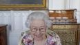 En esta imagen, tomada de un video, distribuida el 4 de junio de 2022 por el Palacio de Buckingham, se muestra a la reina Isabel II de Inglaterra durante una videollamada con los galardonados al premio Australiano del Año, que se entregó antes de la celebración del Jubileo de Platino, en Londres. Carlos y Guillermo asistirán al concierto por el Jubileo.&nbsp;