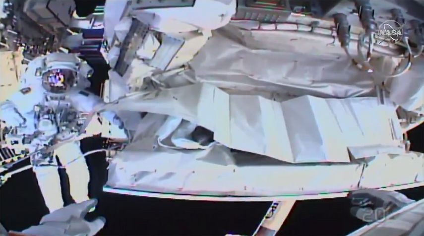 Fotografía facilitada por la NASA y que muestra la imagen tomada por la cámara montada en el casco del astronauta Andrew Morgan y en la que se observa a su colega italiano Luca Parmitano trabajando fuera de la Estación Espacial Internacional el sábado 25 de enero de 2020.