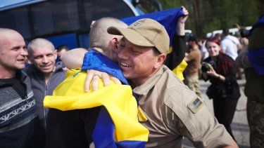 Esta fotografía, tomada y difundida por el servicio de prensa presidencial ucraniano el 23 de mayo de 2025, muestra a prisioneros de guerra ucranianos reaccionando y celebrando tras el intercambio.&nbsp;&nbsp; &nbsp;