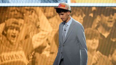 El francés Zaccharie Risacher camina en el escenario tras ser reclutado por los Hawks de Atlanta como la primera selección del draft, el miércoles 26 de junio de 2024 en Nueva York&nbsp;