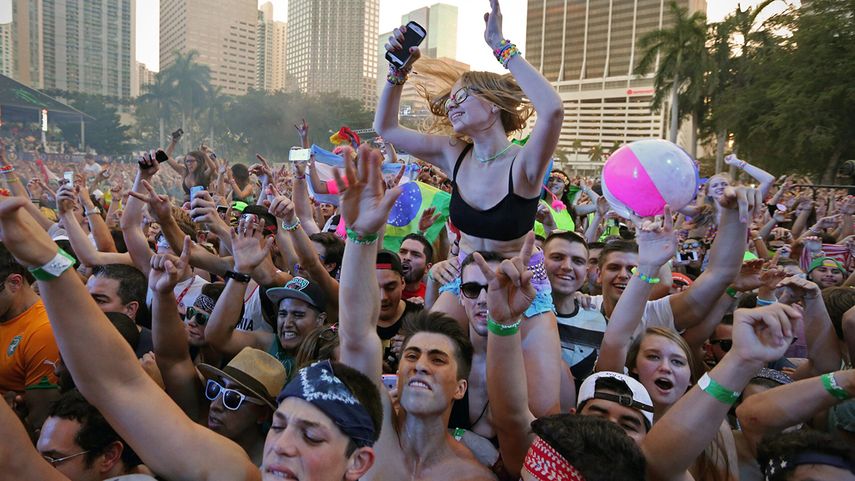 Jóvenes acuden al centro de Miami para celebrar el Ultra Music Festival.