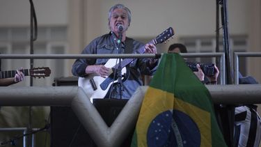 Para la Academia Latina de la Grabación, Caetano Veloso es uno de los cantautores más influyentes y controversiales surgidos de Brasil al inicio de los años 60. Su trayectoria musical lo hicieron merecedor del reconocimiento como Persona del Año en el 2012.